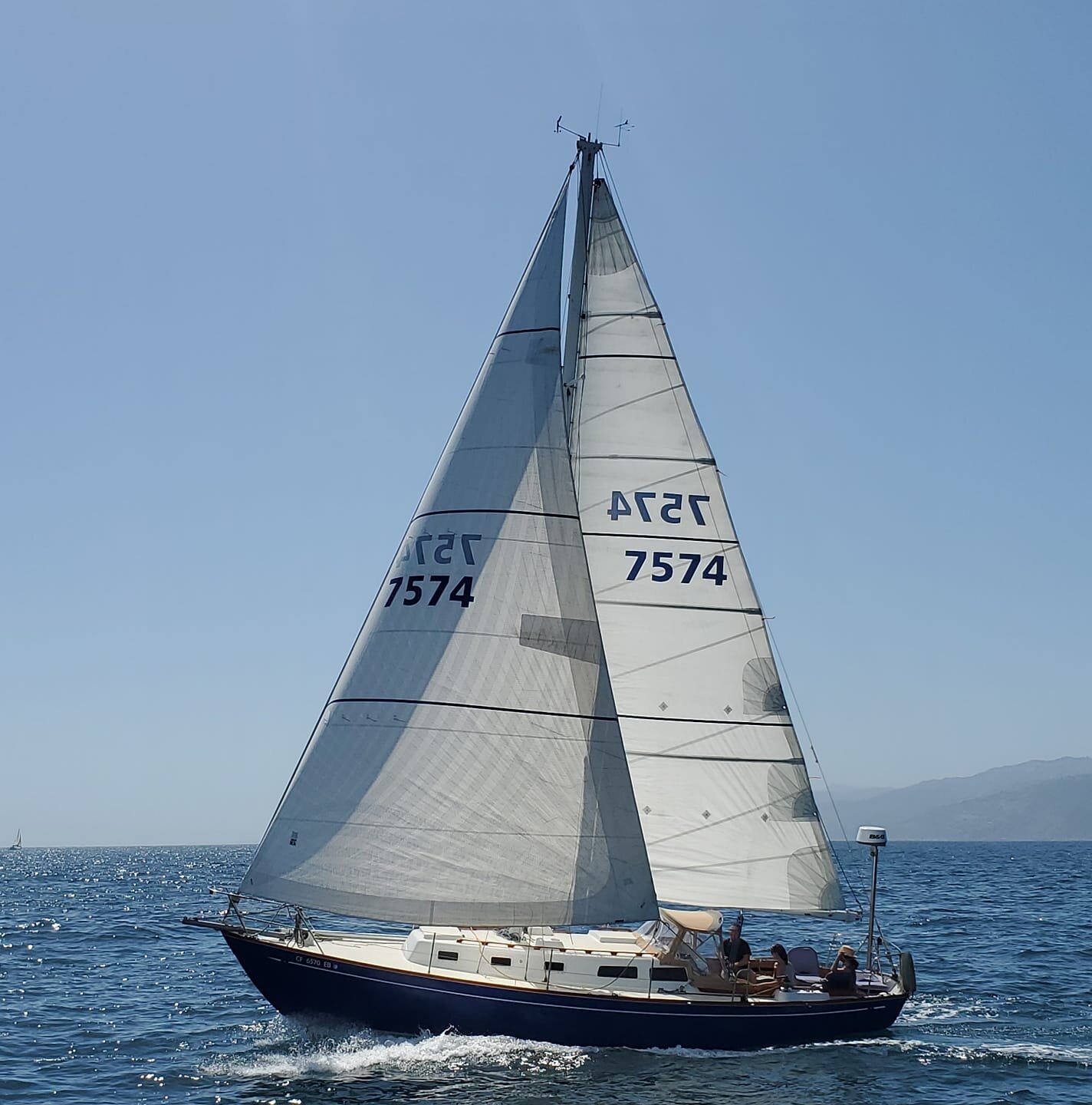 Left: Clive Svendsen’s X-Drive Endure sails on his Catalina 42 STARLIGHT. The roller/furling main has vertical battens allowing the sail to have much more area than a batten-less sail with a hollow roach. The roller furling genoa has a foam luff for…